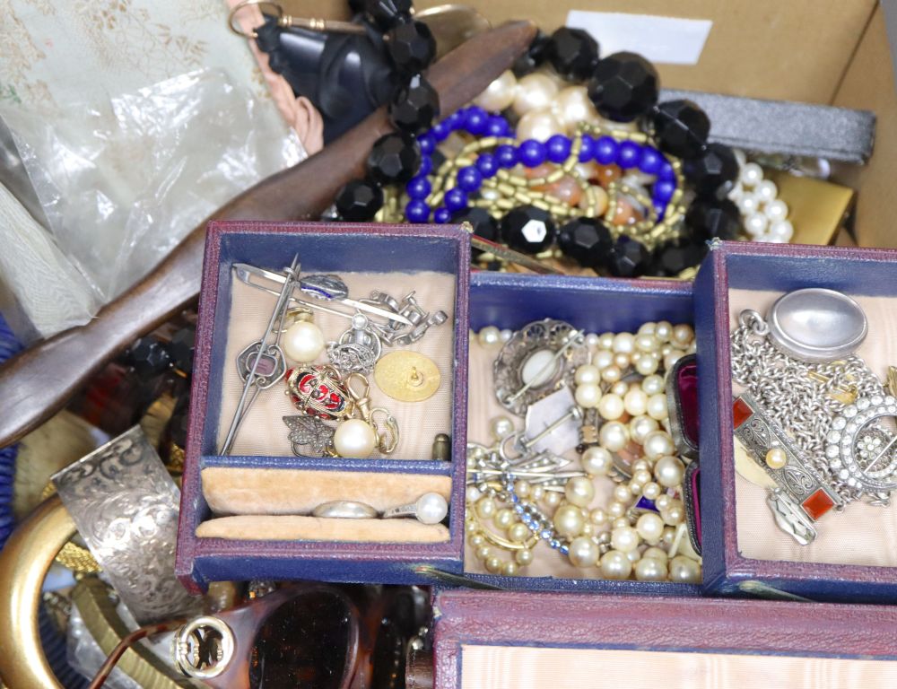A mixed quantity of assorted items including mainly costume jewellery, silver bar brooch, etc